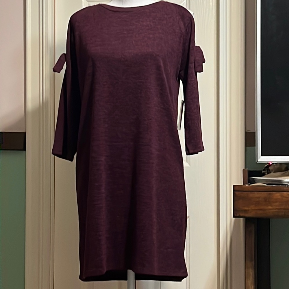 Dress with open shoulder sleeve and faux tie